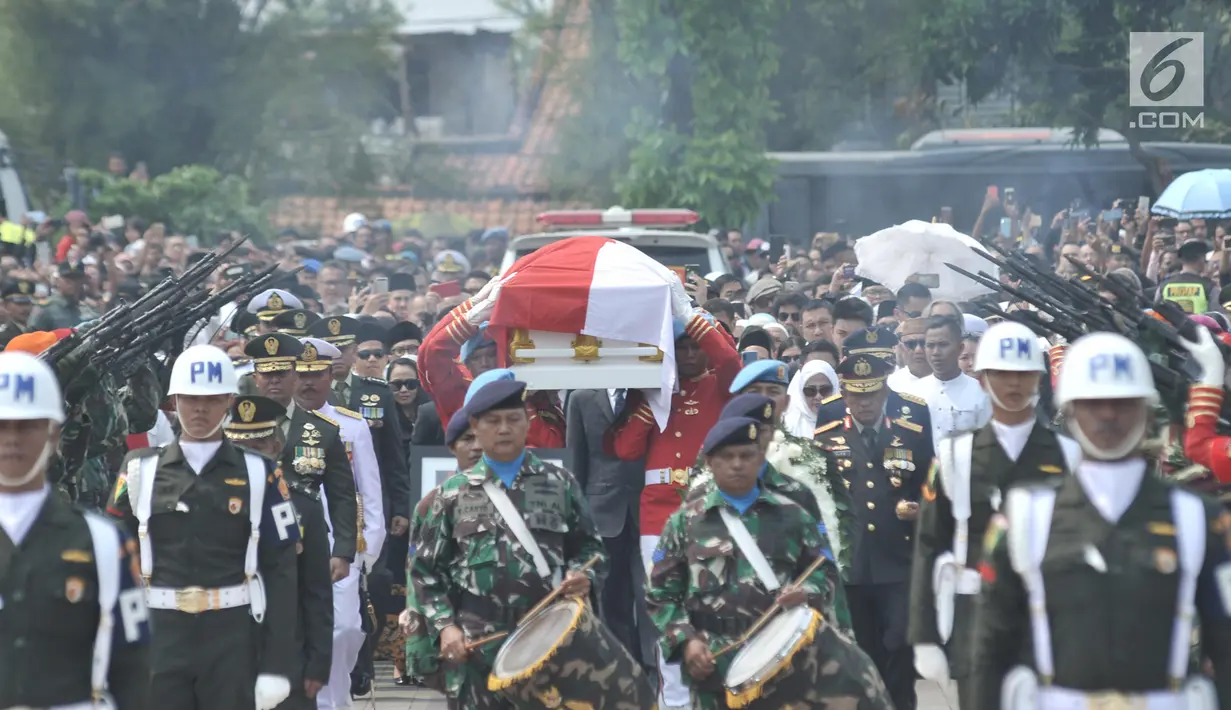 Anggota Paspampres mengusung peti jenazah almarhum Presiden ke-3 RI BJ Habibie menuju liang lahat saat tiba di Taman Makam Pahlawan (TMP) Kalibata, Jakarta, Kamis (12/9/2019). BJ Habibie meninggal pada Rabu (11/9/2019) pukul 18.05 WIB setelah menjalani perawatan di RSPAD. (merdeka.com/Iqbal Nugroho)