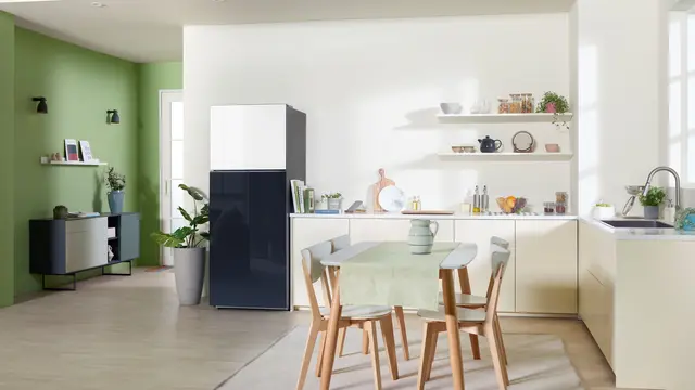 Kulkas 'Ungkep' BESPOKE White Navy. Credit: Samsung Electronics Indonesia
