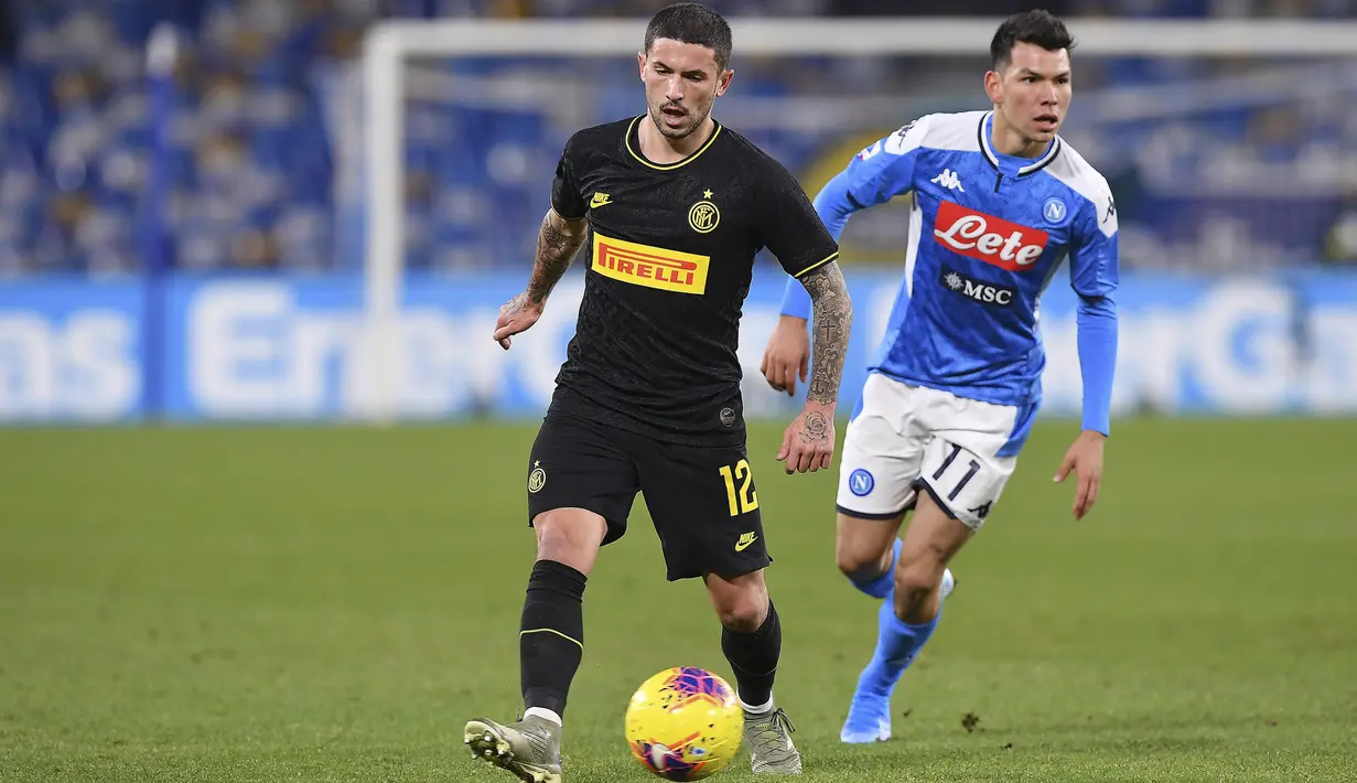 Gelandang Inter Milan, Stefano Sensi menggiring bola dari kawalan gelandang Napoli, Hirving Lozano pada pertandingan lanjutan Liga Serie A Italia di stadion San Paolo Naples (6/1/2020). Inter menang 3-1 atas Napoli. (Cafaro/LaPresse via AP)