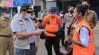 Wali Kota Tangerang Arief Wismansyah menegor warga yang tidak mematuhi PSBB (Pramita/Liputan6.com)
