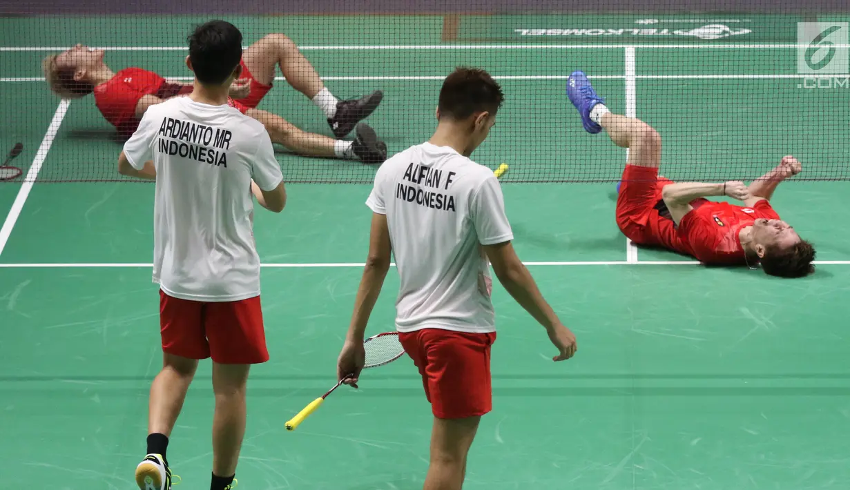 Ganda putra Indonesia, Kevin Sanjaya S/Marcus F Gideon merayakan kemenangan atas Fajar Alfian/M Rian Ardianto di Final Bulutangkis Asian Games 2018 di Istora GBK, Jakarta, Selasa (28/8). Kevin/Marcus unggul 2-1. (Liputan6.com/Helmi Fithriansyah)