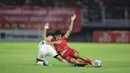 Penyerang Timnas Indonesia, Rafael William berebut bola dengan bek Palestina, Yaser Hamed Mayor dalam laga FIFA Matchday yang digelar di Stadion Gelora Bung Tomo, Surabaya, Rabu (14/6/2023). (Foto:Dok PSSI)