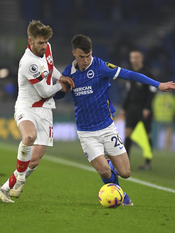 Gelandang Southampton, Stuart Armstron berusaha merebut bola dari gelandang Brighton & Hove Albion, Solly March pada pertandingan lanjutan Liga Inggris di Stadion Falmer, Brighton, Inggris, Selasa (8/12/2020). Southampton Menang Tipis atas Brighton 2-1. Mike Hewitt / Pool Via AP)