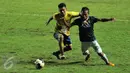 Bek Persebaya, M Irfan Febrianto (kanan) berebut bola dengan pemain Cilegon Utd di laga penyisihan Dirgantara Cup 2017 di Stadion Maguwoharjo, Sleman, Sabtu (4/3). Persebaya kalah 1-2. (Liputan6.com/Helmi Fithriansyah)