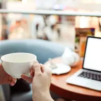 Mau ketemu gebetan dari medsos di dunia maya boleh-boleh saja, sih, tapi.. (Foto: pexels.com)