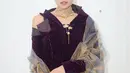 Maudy Ayunda memakai kebaya dekonstruksi dengan material velvet dari Tangan yang menampilkan look ningrat kekinian. [@maudyayunda]