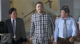 Saipul Jamil (tengah) usai menjalani pemeriksaan di Gedung KPK, Jakarta, Jumat (7/4) Kuasa hukum Saipul, Halim Darmawansyah, mengatakan, kasus Saipul telah dilimpahkan dari penyidik kepada jaksa penuntut umum. (Liputan6.com/Helmi Afandi)
