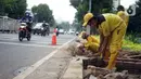 Petugas Sudin Bina Marga memerbaiki trotoar di Jalan Dr. Saharjo, Menteng Atas, Jakarta Selatan, Selasa (17/11/2020). Selama periode Januari hingga Oktober 2020, Suku Dinas (Sudin) Bina Marga Jakarta Selatan telah memperbaiki  6.132 titik trotoar di wilayahnya. (Liputan6.com/Immanuel Antonius)