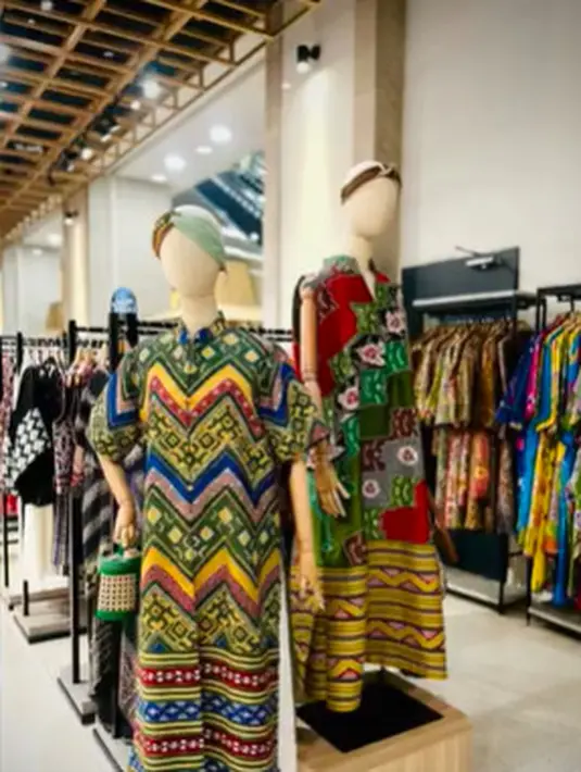  instagram.com/djenggala.batik)