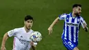 Gelandang Real Madrid, Marco Asensio mengejar bola saat bertanding melawan Deportivo Alaves pada pertandingan lanjutan La Liga Spanyol di stadion Mendizorroza di Vitoria. Minggu (24/1/2021). Madrid tertinggal 4 poin dari Atletico Madrid di puncak klasemen. (AP Photo/ Alvaro Barrientos)