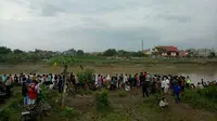 Suami dari ibu dan balitanya yang menghilang di Sungai Pemali pingsan setelah mendengar kabar itu. (Liputan6.com/Fajar Eko Nugroho)