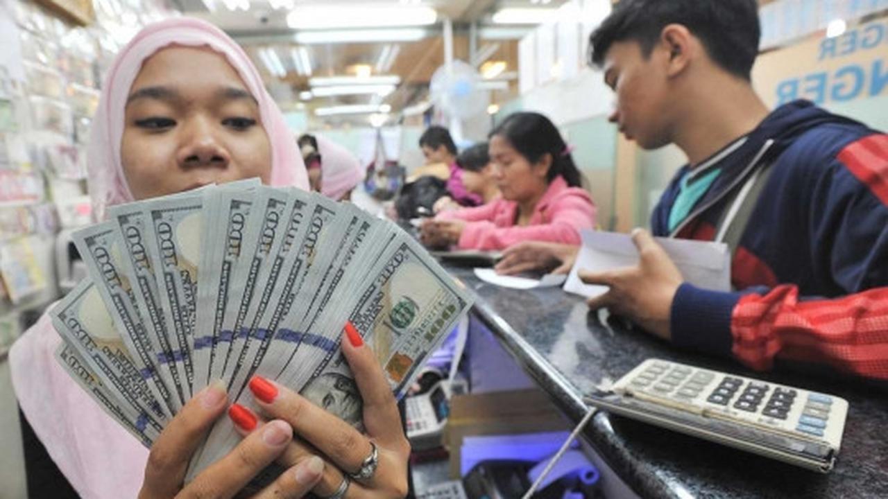Rupiah tembus Rp 14.000, warga serbu money changer