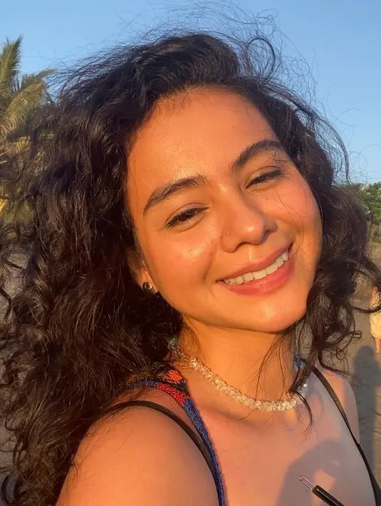 <p>Meski terpapar sinar matahari, wajah Sahila Hisyam tetap sehat yang terlihat dari unggahannya tanpa menggunakan makeup. (FOTO: instagram.com/sahilahisyam/)</p>