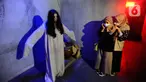 Dua orang pengunjung terlihat ketakutan ketika memasuki wahana Jurnal Risa “Rumah Sandekala” di FX Sudirman, Jakarta Pusat, Kamis (16/6/2022). Wahana wisata misteri tersebut telah dibuka hingga 10 Juli 2022 dengan tiket Rp 40ribu per orang pada hari biasa dan Rp 50ribu di weekend. (merdeka.com/Arie Basuki)