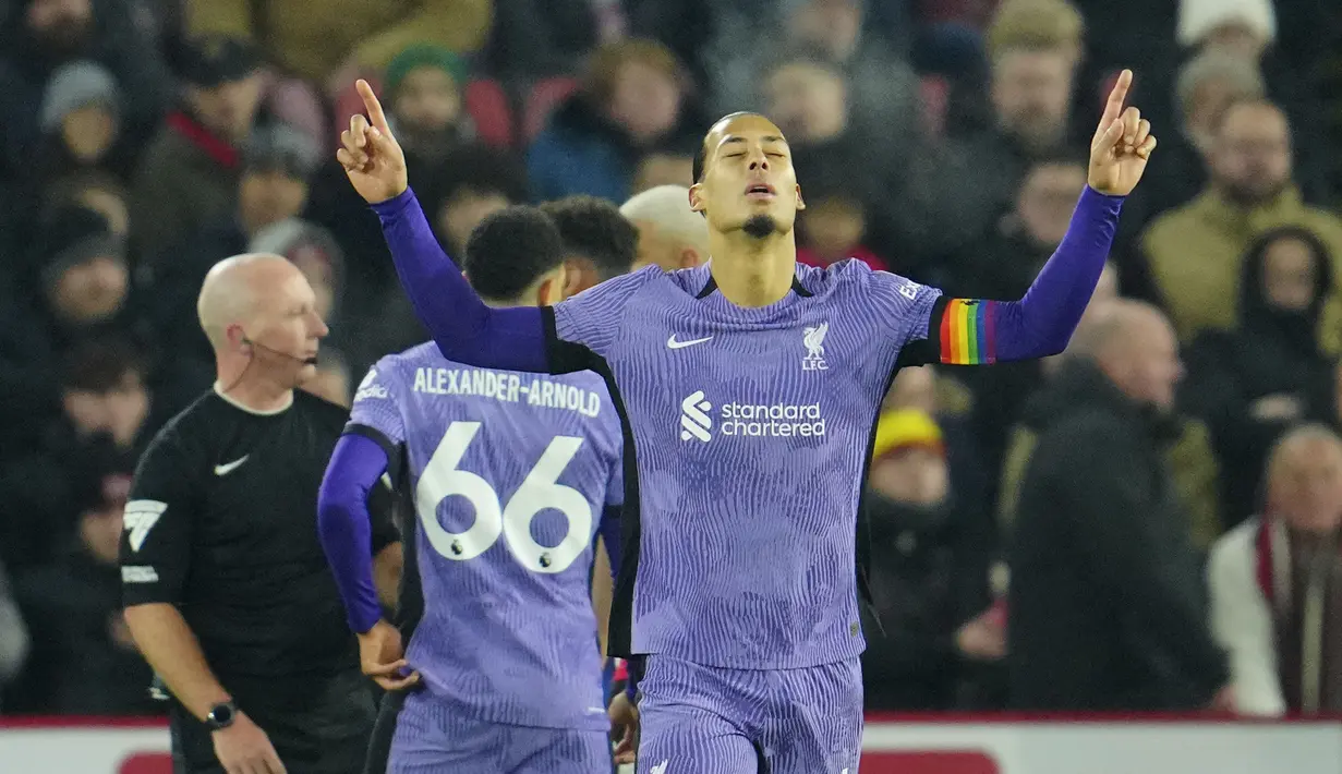 Selebrasi bek Liverpool, Virgil van Dijk setelah mencetak gol pertama timnya ke gawang Sheffield United pada laga pekan ke-15 Liga Inggris 2023/2024 di Bramall Lane, Sheffield, Kamis (7/12/2023) dini hari WIB. (AP Photo/Jon Super)