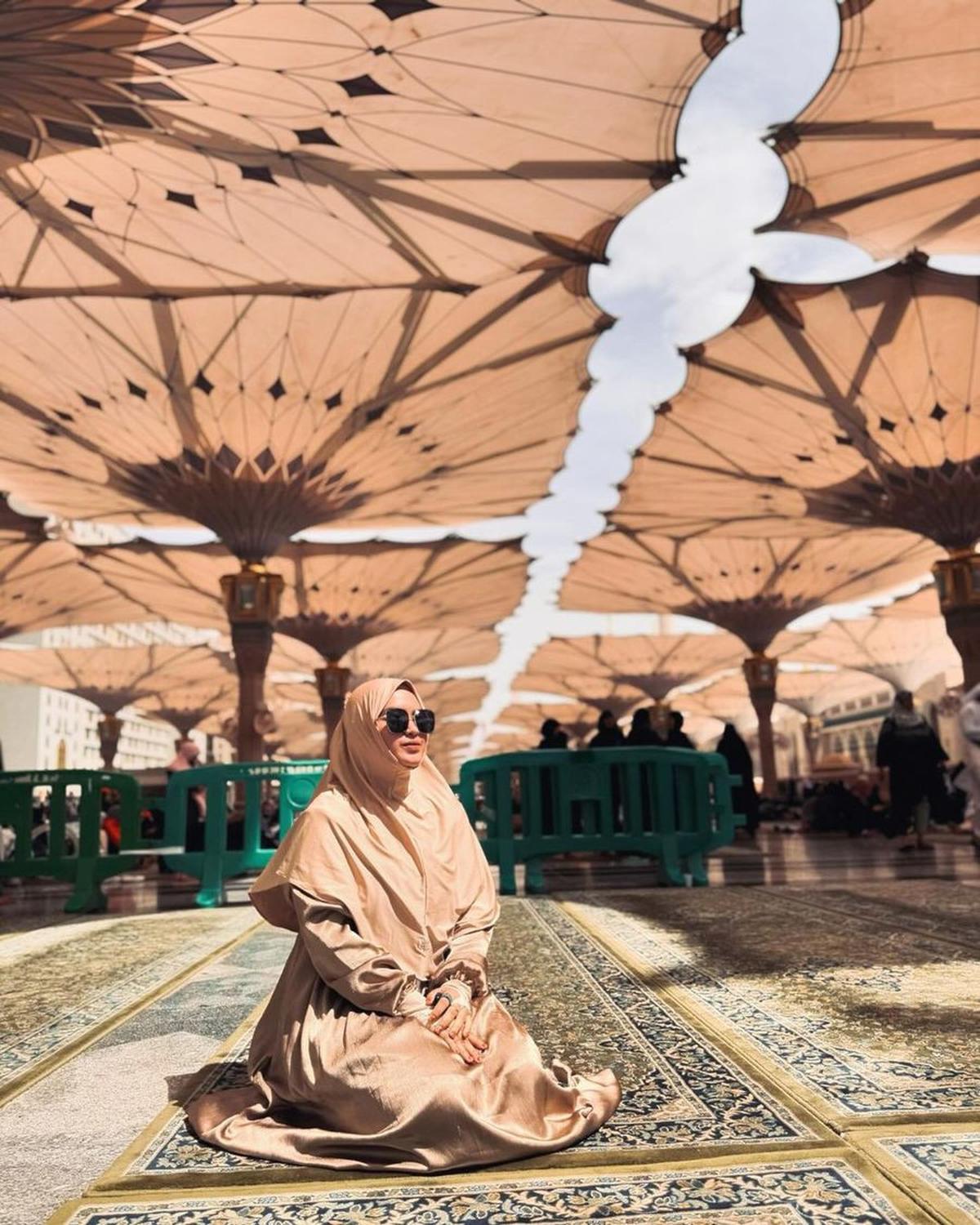Woro Widowati&nbsp; Menjalani Ibadah Umrah