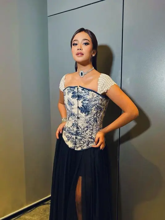 Corset top bisa jadi alternatif untuk samarkan perut buncit. [@brisiajodie96]