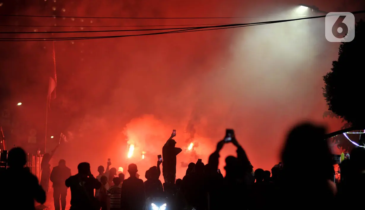 <p>Warga menyalakan kembang api saat merayakan malam Idul Fitri 1443 Hijriah di kawasan Manggarai, Jakarta, Minggu (1/5/2022). Kemeriahan malam takbir di kawasan tersebut tak terbendung digelar sangat antusias oleh warga setelah sempat dilarang selama dua tahun akibat pandemi. (merdeka.com/Iqbal S. Nugroho)</p>