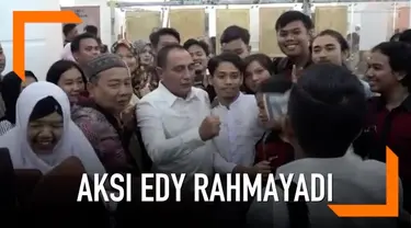 Gubernur Sumatera Utara, Edy Rahmayadi, membetulkan jari warga yang ingin berfoto dengannya.