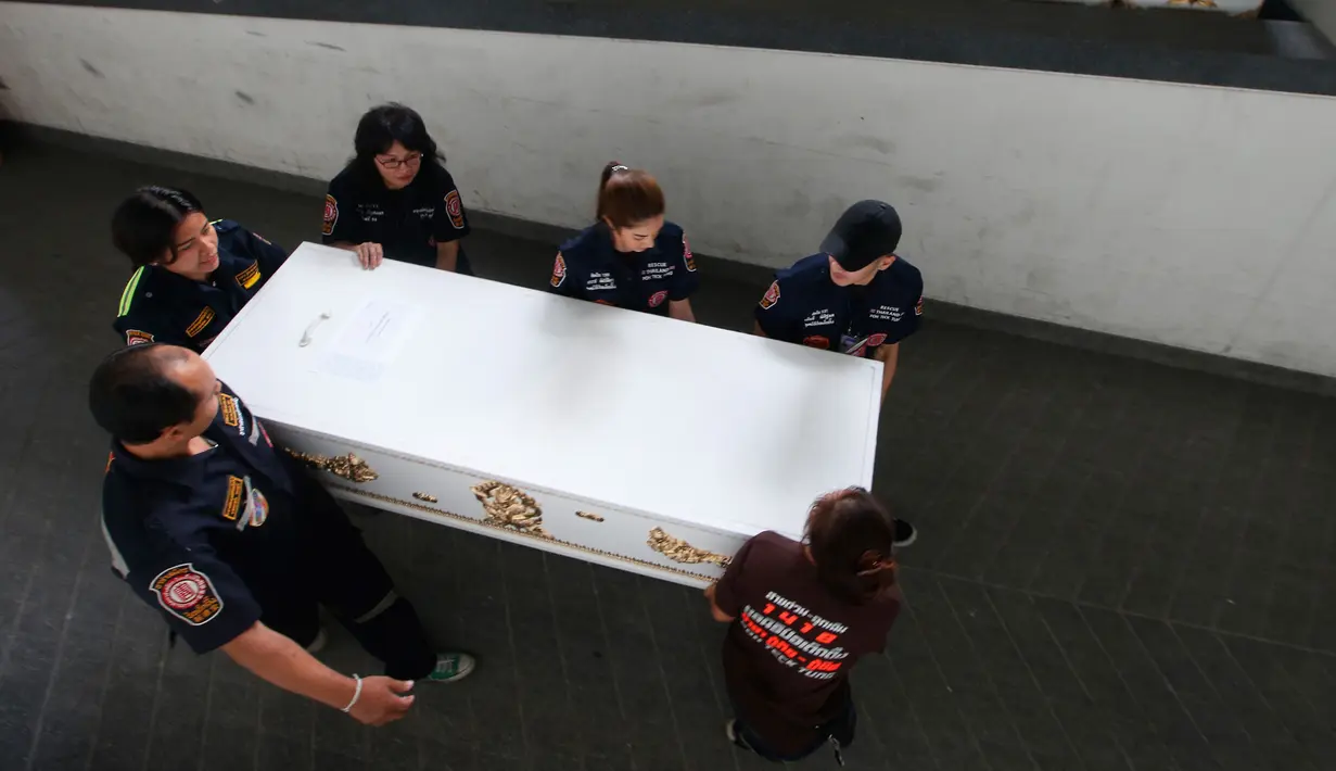 Relawan membawa jenazah dalam peti setelah upacara penghormatan jenazah yang digunakan untuk studi mahasiswa kedokteran di RS Chulalongkorn di Bangkok, Thailand, Kamis (3/5). (AP Photo/Sakchai Lalit)