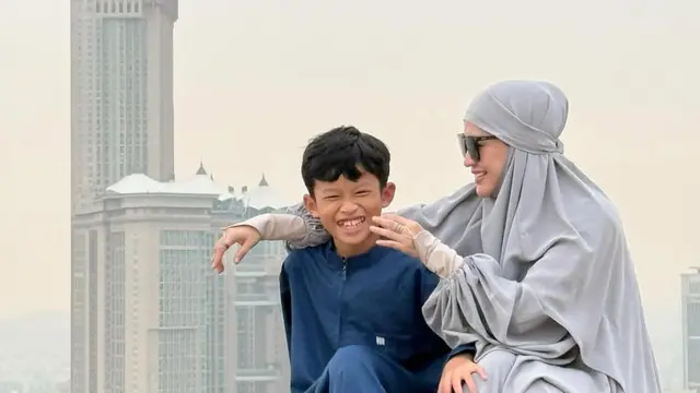 Momen kebersamaan Okie Agustina dan si bungsu di Tanah Suci. (credit: instagram.com/okieagustina_)