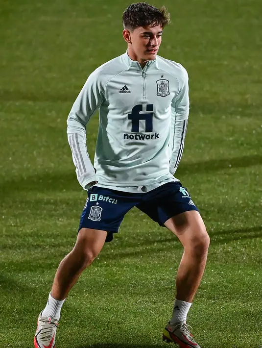 Gelandang Spanyol Gavi mengambil bagian dalam sesi latihan latihan di La Ciudad del Futbol, Las Rozas de Madrid, Spanyol (8/11/2021). Spanyol tertinggal dua angka dari Swedia yang berada di puncak klasemen. (AFP/Gabriel Bouys)