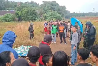 Sejumlah warga mendekati lokasi penemuan mayat di tanah merah Pancoran Mas, Depok. (Liputan6.com/Dicky Agung Prihanto)