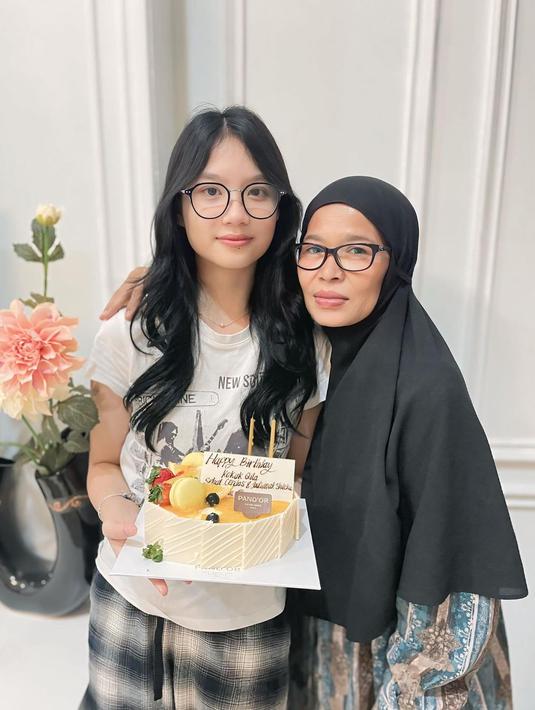 Tak hanya bareng ibunda, Aqila rayakan ulang tahunnya bareng anggota keluarga di rumahnya. Tampil sederhana dengan kaus dan celana pendek, tak mengurangi pesona anak sulung Sirajuddin Mahmud ini. Dalam sebuah video singkat, Imel bagikan momen detik-detik beri kejutan untuk Aqila. Sebelum diberi kejutan, Aqila sempatkan untuk catok rambut panjangnya. (Liputan6.com/IG/@imelpc)