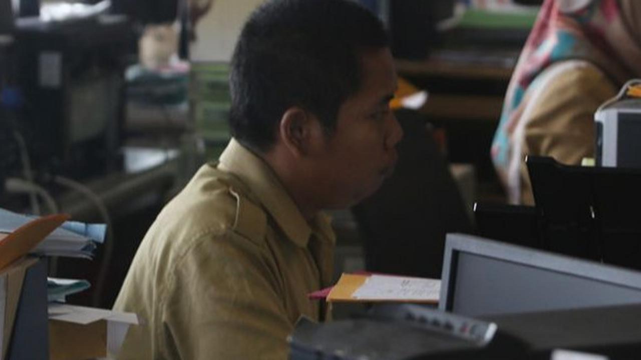 Aktivitas aparatur sipil negara (ASN) di tahun politik 2024 akan diawasi. Ada larangan tegas dari mulai pose berfoto Sampai soal aktivitas di media sosial.<br>