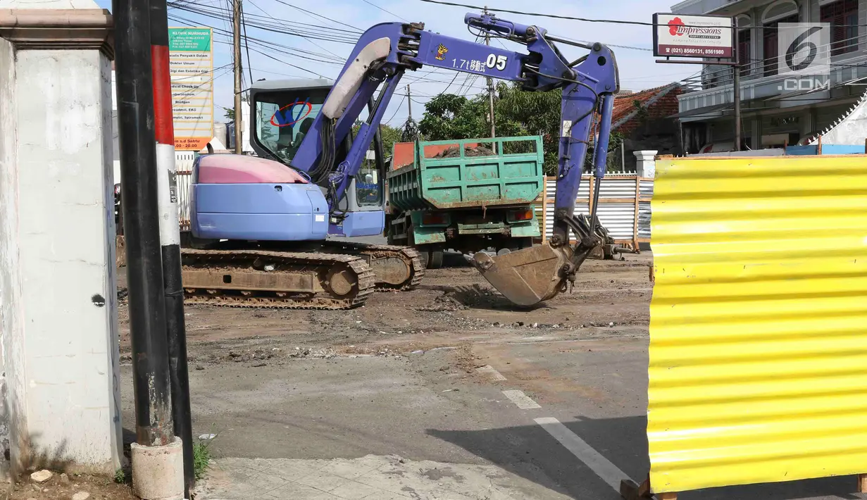 Pekerja menyelesaikan proyek sodetan Kali Ciliwung di Jalan Otista III, Jatinegara, Jakarta, Rabu (5/12). Proyek tersebut untuk memperkuat dan memperbaiki struktur jalan di atas sodetan Kali Ciliwung yang mulai retak. (Liputan6.com/Immanuel Antonius)