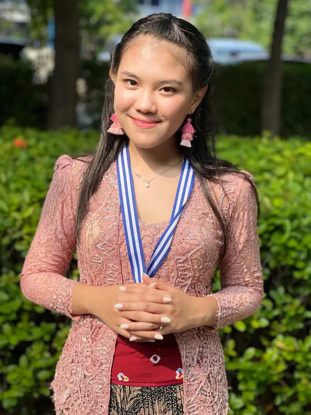 Sempat Naik Panggung, Ini 6 Potret Andika Kangen Band Hadiri Wisuda Putrinya
