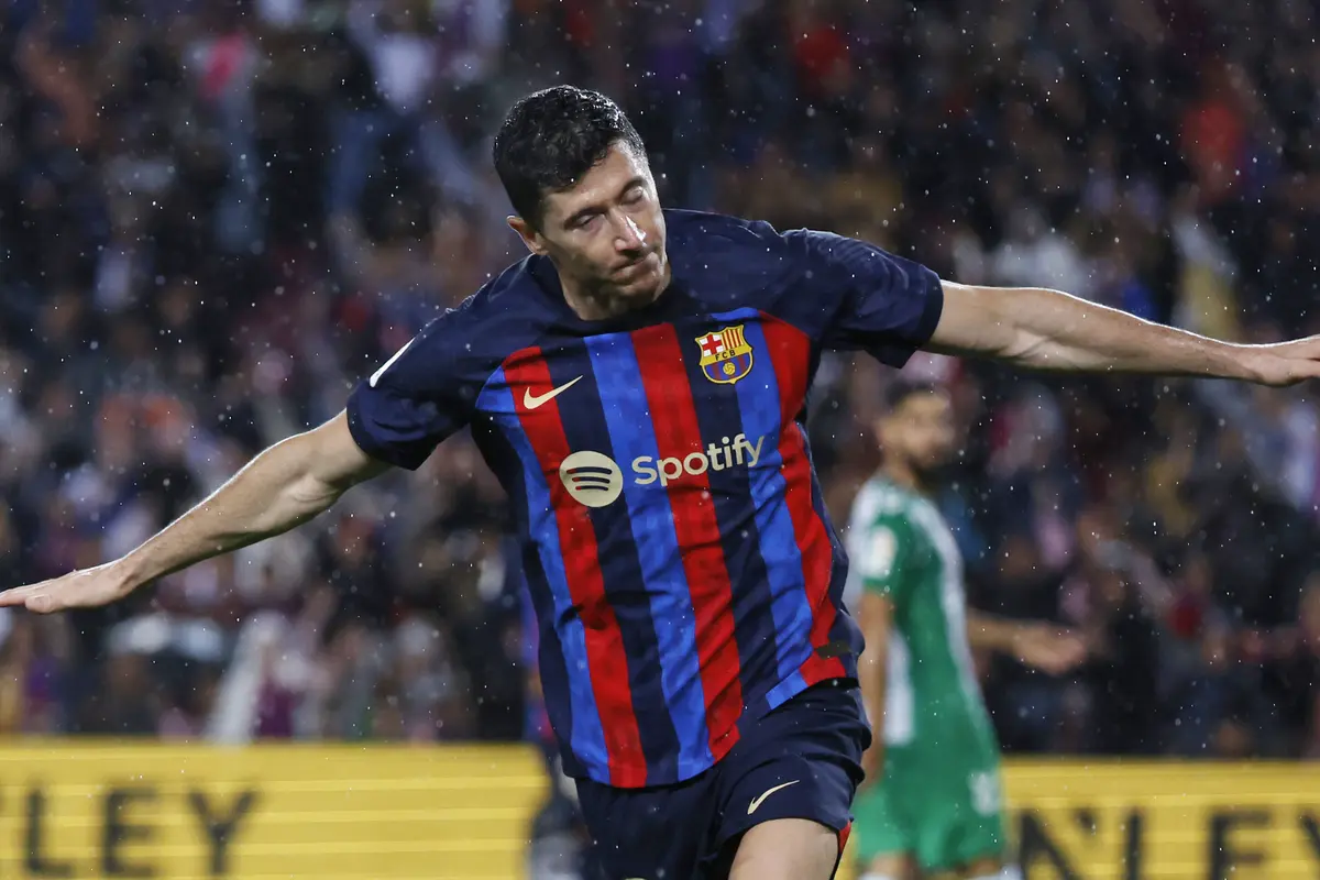 Foto: Real Madrid dan Barcelona Kompak Menang di Liga Spanyol, Persaingan Benzema vs Lewandowski Makin Panas