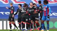 Pemain Liverpool merayakan gol yang dicetak Jordan Henderson ke gawang Crystal Palace pada laga lanjutan Liga Inggris di Selhurst Park Stadium, Sabtu (19/12/2020) malam WIB. Liverpool menang 7-0 atas Crystal Palace. (AFP/Clive Rose/pool)