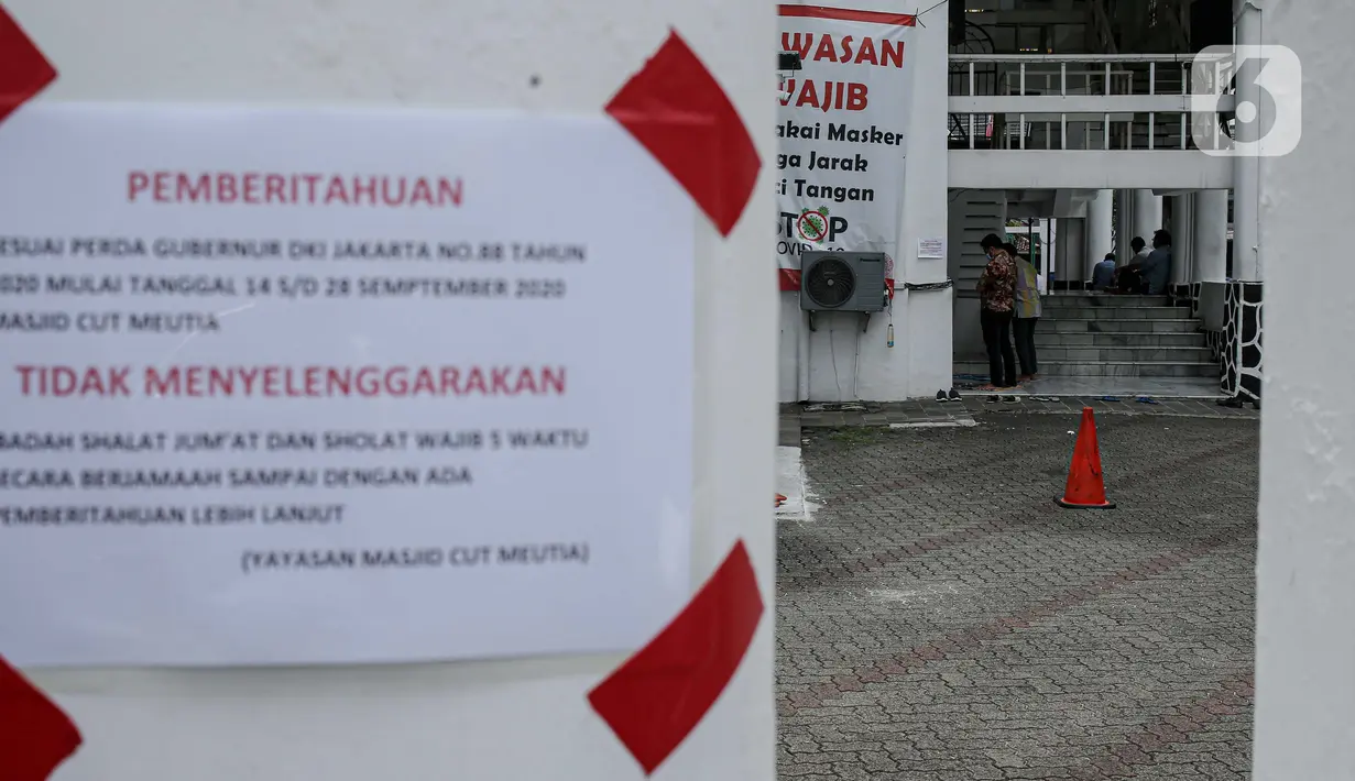 Sejumlah warga melaksanakan salat zuhur di halaman depan Masjid Cut Meutia, Jakarta, Jumat (18/9/2020). Pemprov DKI Jakarta kembali meniadakan kegiatan ibadah salat Jumat dan salat lima waktu berjemaah di semua Masjid Raya selama PSBB. (Liputan6.com/Faizal Fanani)