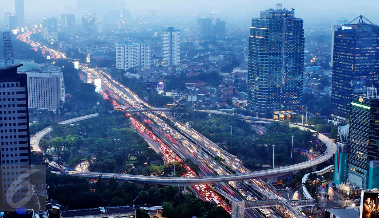 Pemandangan Simpang Susun Semanggi pada sore hari, Jakarta, Rabu (26/4). Masih banyak pernak-pernik yang belum terpasang di Simpang Susun Semanggi seperti lampu dan pembatas jalan. (Liputan6.com/Angga Yuniar)