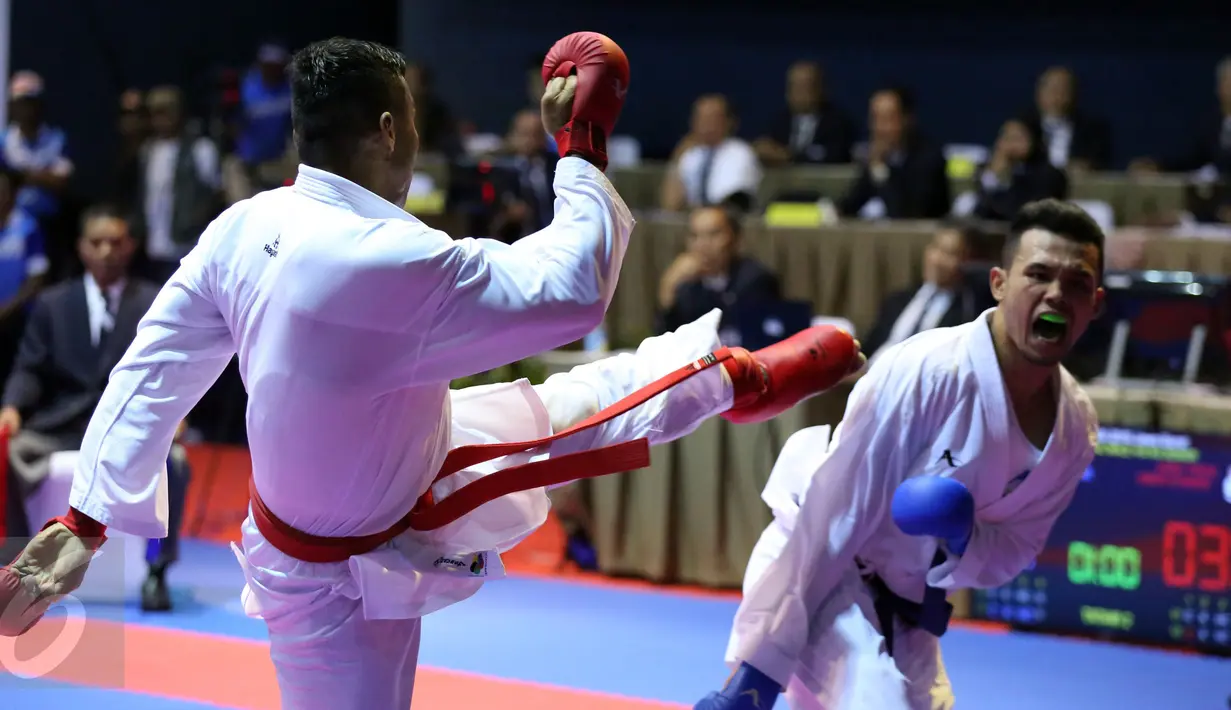 Karateka Jawa Timur, Umar Syarief (kiri) saat berlaga melawan Caesar George (Jakarta) di kelas Kumite Individu Putra +84 kg senior PON XIX di Sabuga, Bandung, Minggu (18/9). Umar menang telak 9-1 atas Caesar. (Liputan6.com/Helmi Fithriansyah)