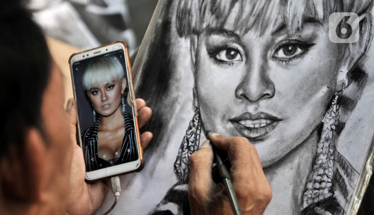 Seniman lukis menyelesaikan karyanya di pinggir Jalan Pintu Besar Selatan, Pinangsia, Jakarta, Selasa (2/6/2020). Sejumlah seniman memilih tutup sementara di tengah pandemi virus corona COVID-19, sedangkan beberapa lainnya tetap bertahan demi mendapatkan penghasilan. (merdeka.com/Iqbal S. Nugroho)