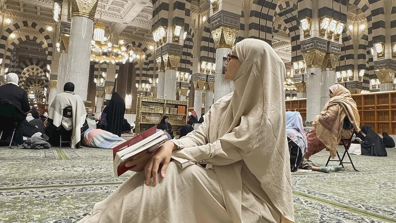Potret Erica Putri Jalani Ibadah Umroh Bersama Sahabat yang Seru