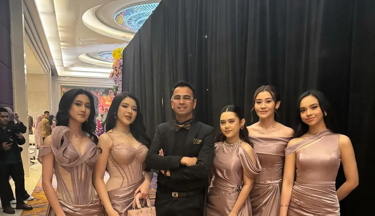 Di momen resepsi para bridesmaid berganti penampilan mengenakan dress ungu dari bahan satin dengan desain modern masing-masing. [Foto: Instagram/raffinagita1717]