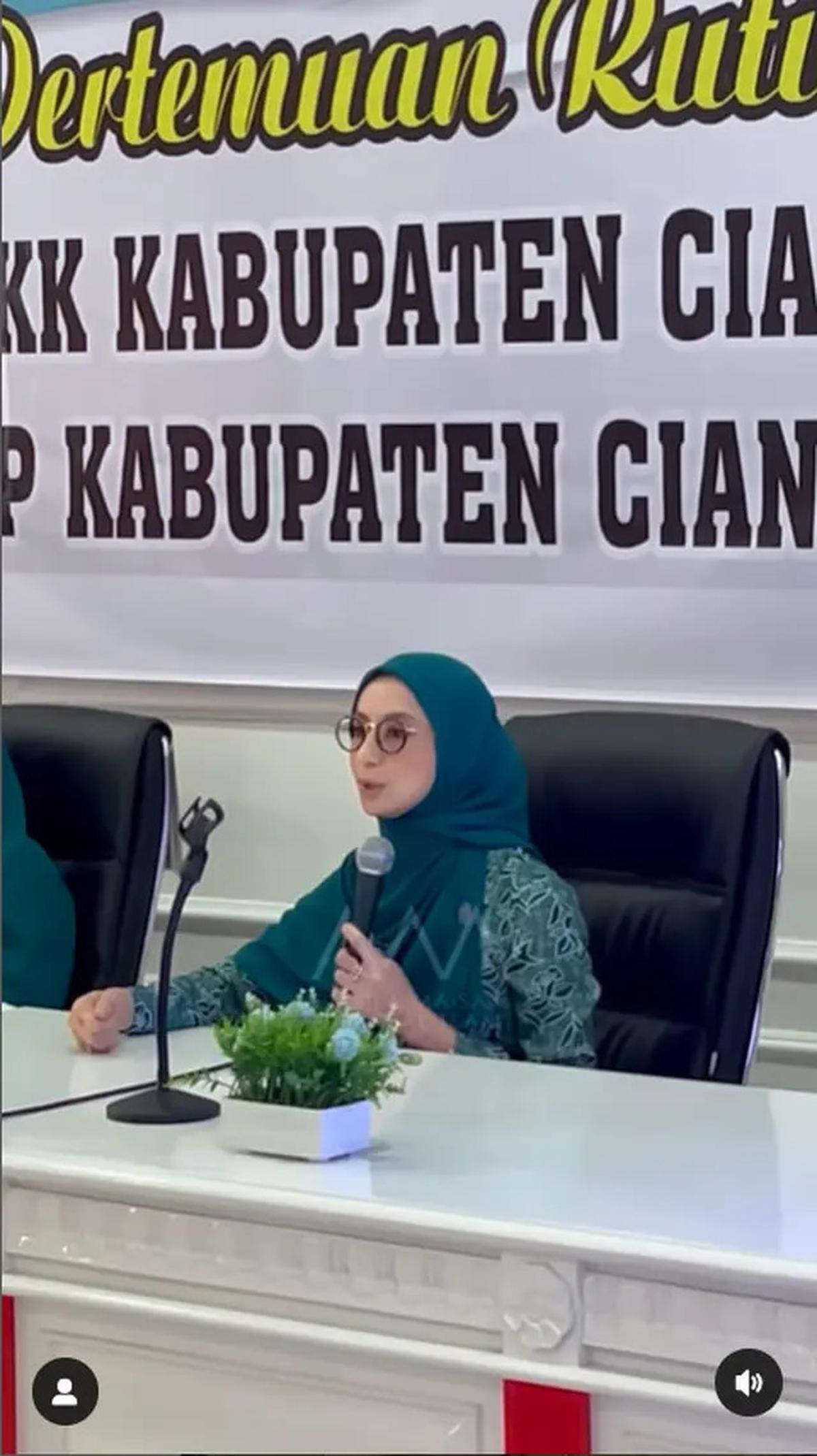 6 Potret Avi Basalamah Istri Ramzi Jadi Ibu PKK, Jabat Ketua Bidang 1 TP PKK Kab. Cianjur