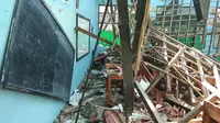 Penampakan atap ruang belajar SMPN 2 Plumbon Cirebon ambruk melukai puluhan siswa dan guru. Foto (Liputan6.com / Panji Prayitno)