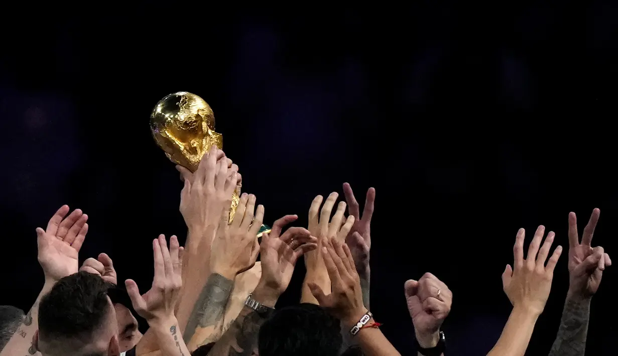 Para pemain Argentina mengangkat trofi juara usai mengalahkan Prancis pada pertandingan sepak bola final Piala Dunia 2022 di Stadion Lusail, Lusail, Qatar, 18 Desember 2022. Argentina menang 4-2 dalam adu penalti setelah pertandingan berakhir imbang 3 -3. (AP Photo/Frank Augstein)
