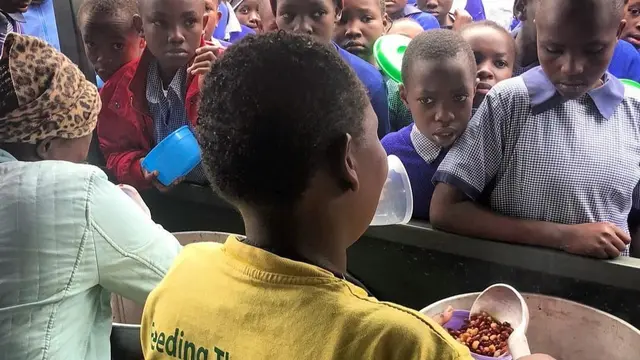 Pemberian makanan gratis untuk anak-anak Kenya