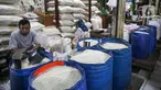 Pedagang beras menunggu pembeli di Pasar Tebet Timur, Jakarta, Jumat (11/6/2021). Kementerian Keuangan menyatakan kebijakan tarif Pajak Pertambahan Nilai (PPN), termasuk soal penerapannya pada sembilan bahan pokok (sembako), masih menunggu pembahasan lebih lanjut. (Liputan6.com/Faizal Fanani)