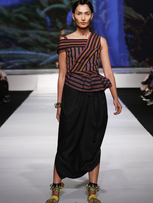 Lihat Ini Dan Percayalah Kain Tenun Mampu Jadi Gaun Malam Mewah Fashion Fimela Com
