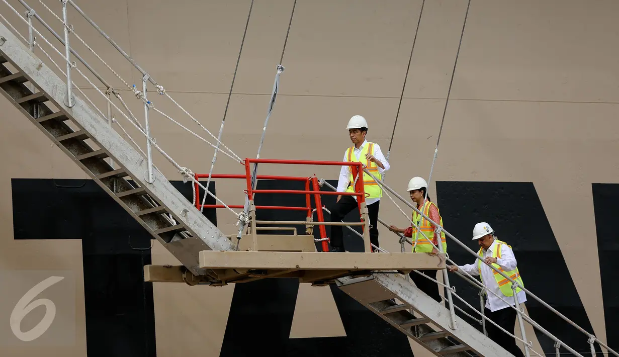 Presiden Jokowi meninjau Marine Vessel Power Plant di Pelabuhan IPC , Jakarta, Selasa (8/12/2015). Marine Vessel Power Plant adalah kapal buatan Turki yang disewa oleh PLN selama 5 tahun. (Liputan6.com/Faizal Fanani)