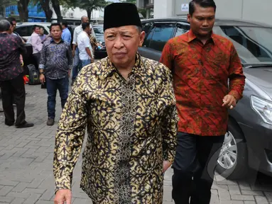 Mantan Wapres Hamzah Haz menyambangi Gedung KPK, Jakarta, Kamis (2/4/2015). Mantan Ketum PPP itu menjenguk mantan Bupati Bangkalan Fuad Amin Imron di rutan KPK. (Liputan6.com/Herman Zakharia)