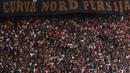 Suporter Persija, The Jakmania, memberikan dukungan saat melawan Persela pada laga Liga 1 di SUGBK, Jakarta, Selasa (20/11). Persija menang 3-0 atas Persela. (Bola.com/Vitalis Yogi Trisna)