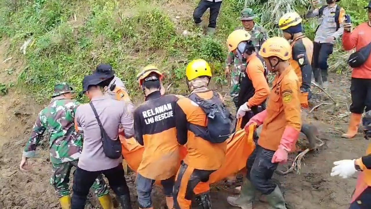 Anjing Pelacak Endus Bau Jenazah, Dua dari Enam Korban Longsor Trenggalek yang Hilang Ditemukan