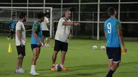 Juan Esnaider memimpin sesi latihan PSBS Biak di Stadion Samudera, Bali, Minggu (16/6/2024). (Dok. PSBS Biak)